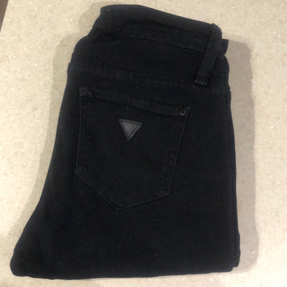 Size 25 mid rise black guess jean. Skinny